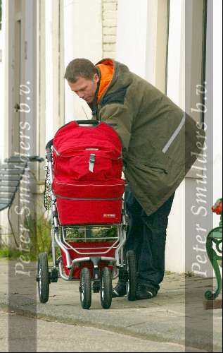 Amsterdam 21 februari 2004
Wouter Bos achter kinderwagen met daarin dochter Iris.
Peter Smulders bv