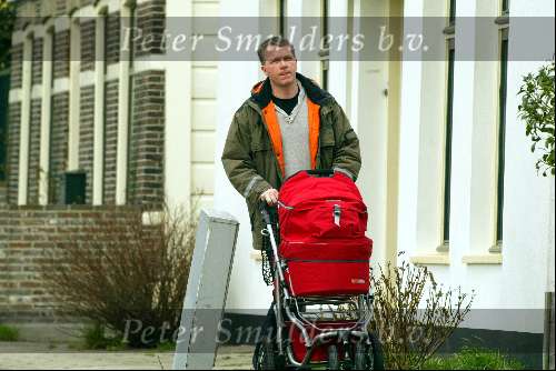 Amsterdam 21 februari 2004
Wouter Bos achter kinderwagen met daarin dochter Iris.
Peter Smulders bv
