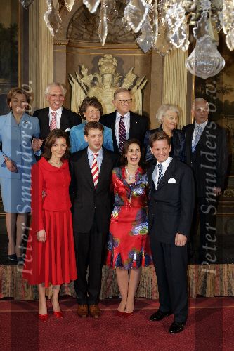 Apeldoorn 25 februari 2005
Prins Floris en zijn vriendin Aimee Sohngen en Prins Pieter Christiaan en zijn vriendin Anita v Eijk verloofd op paleis het Loo.
Daarbij ook aanwezig alle ouders incl. Prinses Margriet en Pieter v Vollenhoven.