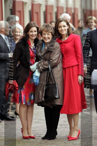 Apeldoorn 25 februari 2005
Aimee Sohngen en Anita v Eijk met hun a.s. schoonmoeder Prinses Margriet.
