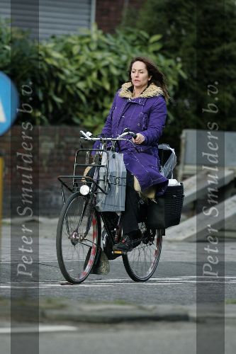 Amsterdam 3 februari 2005
Angela Groothuizen fietsend op cornelis Schuytstraat.