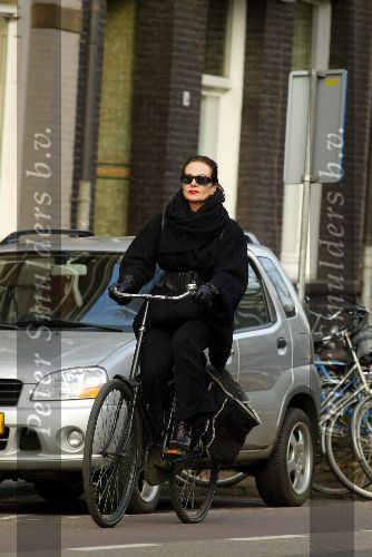 Amsterdam1 maart 2003
Ans Marcus op fiets