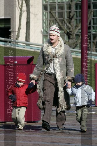 Amsterdam 27 februari 2005
Beau v Erven Dorens met zijn 2 zoons aan het spelen