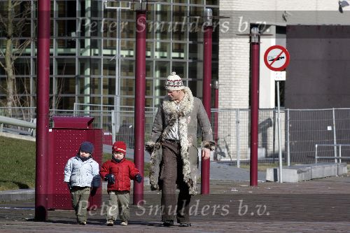Amsterdam 27 februari 2005
Beau v Erven Dorens met zijn 2 zoons aan het spelen