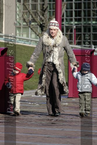 Amsterdam 27 februari 2005
Beau v Erven Dorens met zijn 2 zoons aan het spelen