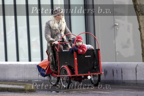 Amsterdam 27 februari 2005
Beau v Erven Dorens met zijn 2 zoons op bakfiets