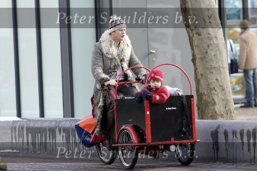 Amsterdam 27 februari 2005
Beau v Erven Dorens met zijn 2 zoons op bakfiets