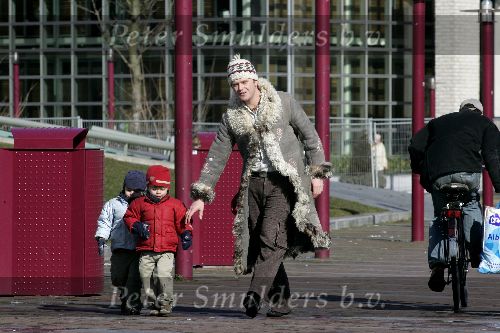 Amsterdam 27 februari 2005
Beau v Erven Dorens met zijn 2 zoons aan het spelen