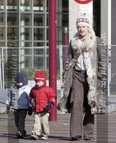 Amsterdam 27 februari 2005
Beau v Erven Dorens met zijn 2 zoons aan het spelen
