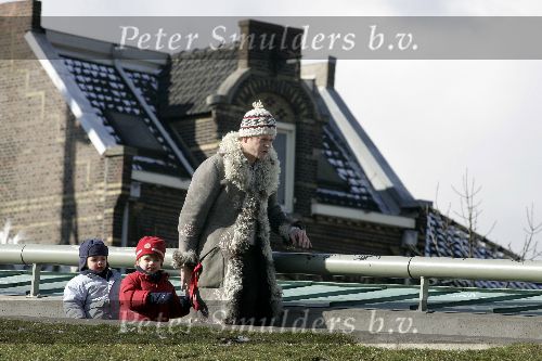 Amsterdam 27 februari 2005
Beau v Erven Dorens met zijn 2 zoons aan het spelen