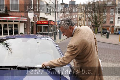 Amsterdam 26 februari 2005
Bram Moszkowicz krijgt bekeuring voor fout parkeren en een te kleine nummerplaat met zijn  ferrari