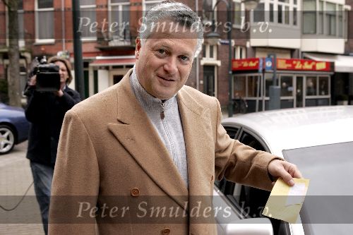 Amsterdam 26 februari 2005
Bram Moszkowicz krijgt bekeuring voor fout parkeren en kleine nummerplaat met zijn  ferrari