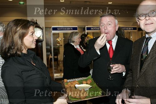 Amsterdam 24 februari 2005
Presentatie boek Thomas Lepeltak bij Sotheby\'s
Carmen Sandriesen (ex Frank Rijkaard) als serveerster en Harry mens