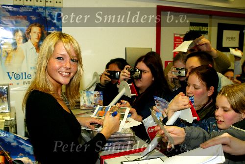 Rotterdam 27 februari 2003

Georgina Verbaan Ellen ten Damme Edgar Wurfbain Chantal Janzen enLieke v Lexmond...... bij signeren volle maan


Peter Smulders bv