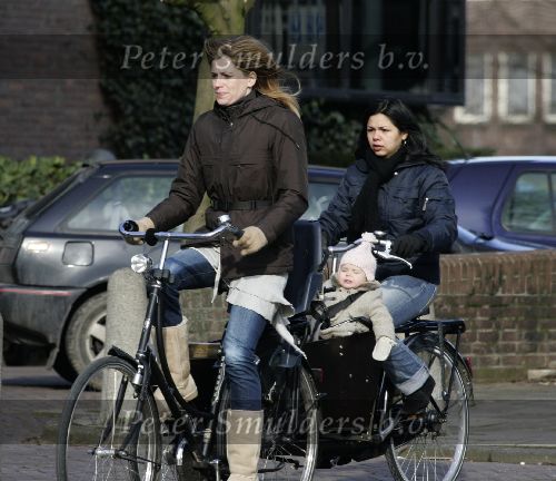 Amsterdam 28 februari 2005
Danielle Overgaag op fiets met Fiene en Au pair