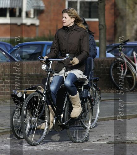Amsterdam 28 februari 2005
Danielle Overgaag op fiets met Fiene en Au pair