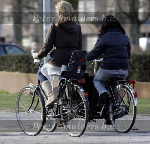 Amsterdam 28 februari 2005
Danielle Overgaag op fiets met Fiene en Au pair