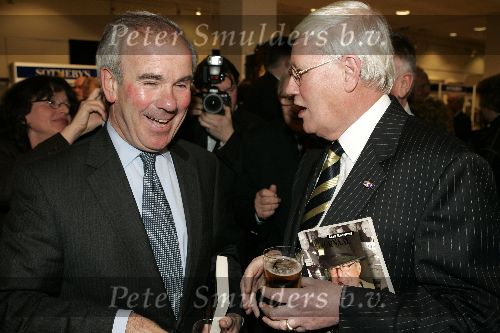 Amsterdam 24 februari 2005
Presentatie boek Thomas Lepeltak bij Sotheby\'s
Hans Wiegel met heineken biertje en Frans Weisglas
