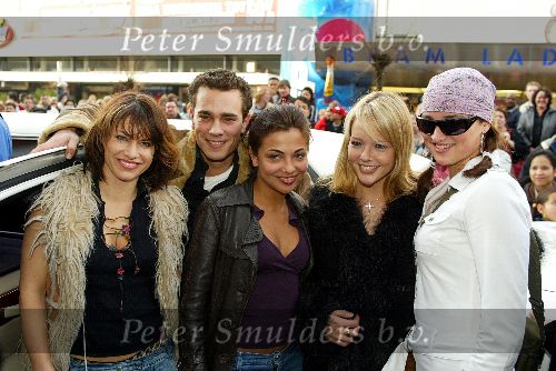 Rotterdam 27 februari 2003
Georgina Verbaan Ellen ten Damme Edgar Wurfbain Chantal Janzen enLieke v Lexmond...... bij signeren volle maan.