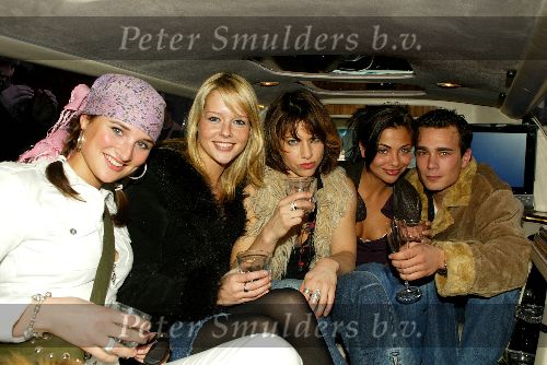 Rotterdam 27 februari 2003
Georgina Verbaan Ellen ten Damme Edgar Wurfbain Chantal Janzen enLieke v Lexmond...... bij signeren volle maan
