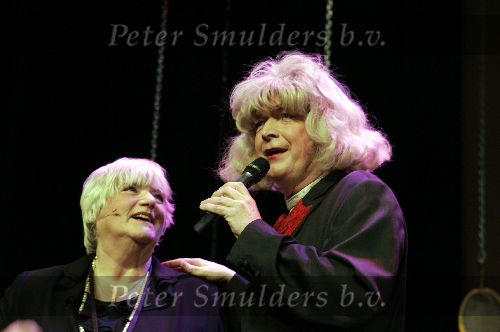 Amsterdam 23 februari 2005
Surpriseparty voor Nelly Fryda in nieuwe de la mar theater.
Nelly Frijda met Margreet Dolman ( Paul Haenen )
