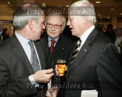 Amsterdam 24 februari 2005
Presentatie boek Thomas Lepeltak bij Sotheby\'s
Hans Wiegel met heineken biertje en Frans Weisglas en Ferry Hoogendijk