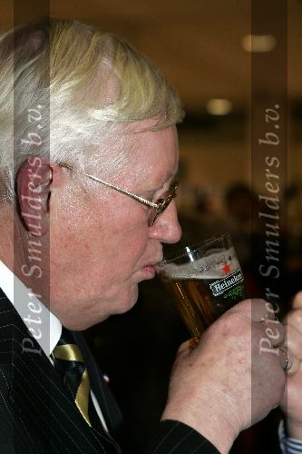 Amsterdam 24 februari 2005
Presentatie boek Thomas Lepeltak bij Sotheby\'s
Hans Wiegel met heineken biertje