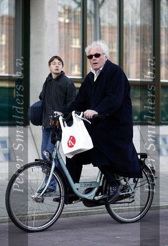Amsterdam, 26 Februari 2005 
Henk spaan op de fiets