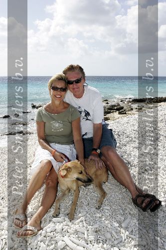 Bonaire 21 februari 2005
Henny Huisman met zijn vrouw Lia en hond Dushi op Bonaire.