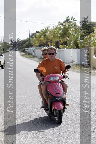 Bonaire 21 februari 2005
Henny Huisman met Lia op scooter  op Bonaire.