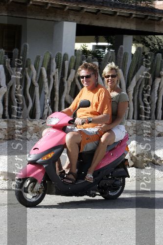 Bonaire 21 februari 2005
Henny Huisman met zijn vrouw Lia op scooter  op Bonaire.