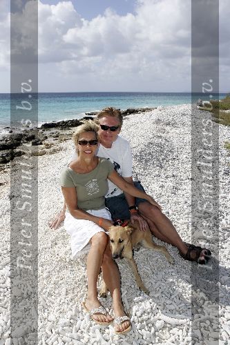 Bonaire 21 februari 2005
Henny Huisman met zijn vrouw Lia en hond Dushi  op Bonaire.