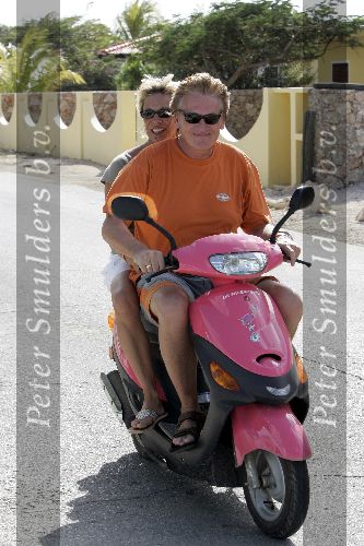 Bonaire 21 februari 2005
Henny Huisman met zijn vrouw Lia op scooter  op Bonaire.