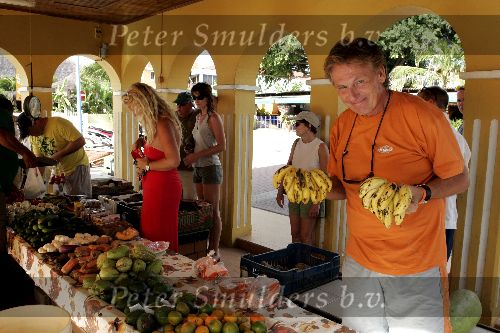 Bonaire 21 februari 2005
Henny Huisman  op de markt op Bonaire.