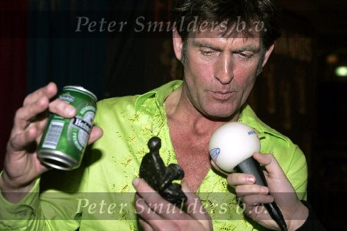 Amsterdam 14 Februari 2005
Uitreiking Edison Music Awards 2005
De Dijk kreeg de oeuvreprijs voor beste Nederlandse artiest Huub v d Lubbe samen met een blikje bier