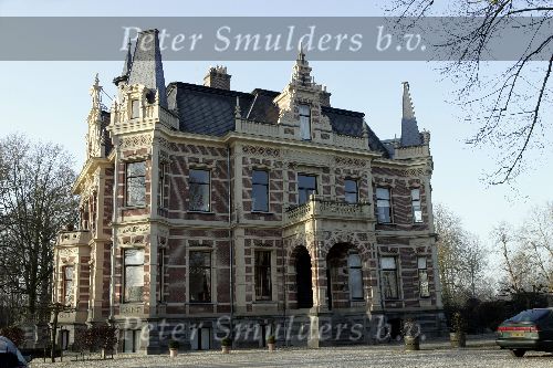 Nigtevecht 7 februari 2005
Jort Kelder zijn appartement staat te koop voor 995.000 euro. Het zit in kasteel Zwaanswijk