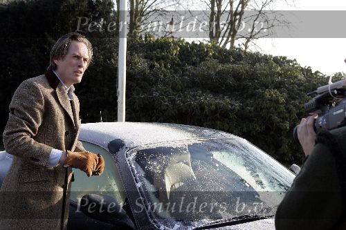 Nigtevecht 7 februari 2005
Jort Kelder ijs af krabben van zijn auto met speciale american express creditcard