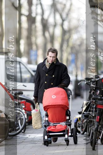 Amsterdam 29 januari 2004
Man van Kim v Kooten achter de kinderwagen.