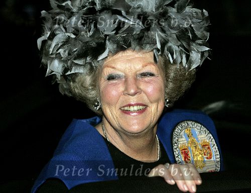 Leiden 8 februari 2005
konigin Beatrix krijgt ere doctoraal