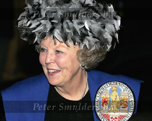 Leiden 8 februari 2005
konigin Beatrix krijgt ere doctoraal