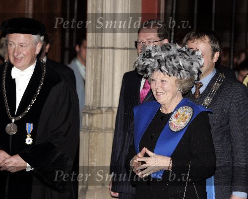 Leiden 8 februari 2005
konigin Beatrix krijgt ere doctoraal .