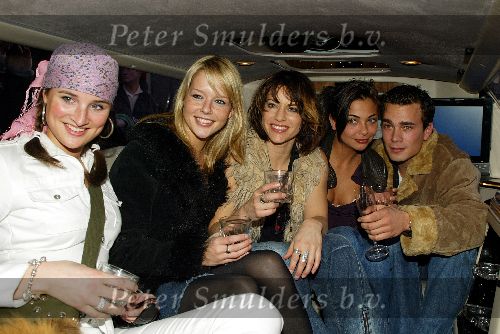 Rotterdam 27 februari 2003
Georgina Verbaan Ellen ten Damme Edgar Wurfbain Chantal Janzen enLieke v Lexmond...... bij signeren volle maan