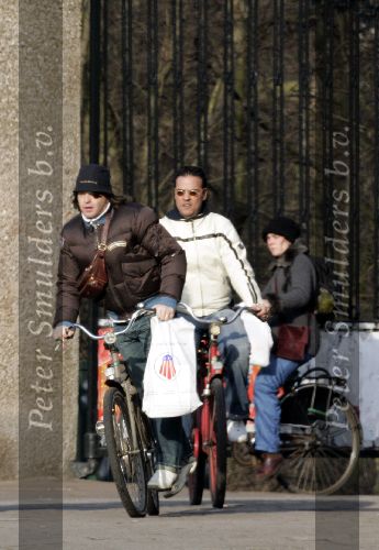Amsterdam 5 februari 2005
Marc Marie Huybregts met vriend op fiets