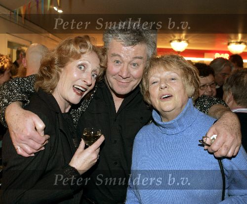 Amsterdam 23 februari 2005
Surpriseparty voor Nelly Fryda in nieuwe de la mar theater.
Barry Stevens en Gerie v d Klei en Marjan Berk
Peter Smulders bv