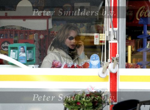 Loosdrecht  6 augustus 2005
Milika Peterzon met gsm bij benzinepomp