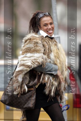 Amsterdam 5 februari 2005
Patty Brard met bontjas steekt tong uit