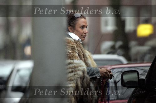 Amsterdam 5 februari 2005
Patty Brard met bontjas bij pinautomaat