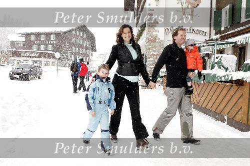 Lech 13 februari 2005
Paulien Huizinga met Michiel Mol en Paul en Myrthe in Lech
Wintersport met veel sneeuw