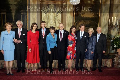 Apeldoorn 25 februari 2005
Prins Floris en zijn vriendin Aimee Sohngen en Prins Pieter Christiaan en zijn vriendin Anita v Eijk verloofd op paleis het Loo.
Daarbij ook aanwezig alle ouders incl. Prinses Margriet en Pieter v Vollenhoven.