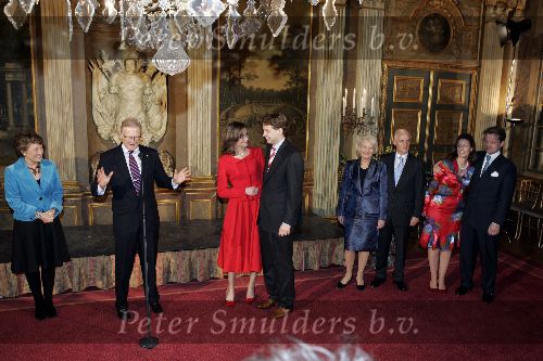 Apeldoorn 25 februari 2005
Prins Floris en zijn vriendin Aimee Sohngen en Prins Pieter Christiaan en zijn vriendin Anita v Eijk verloofd op paleis het Loo.
Daarbij ook aanwezig alle ouders incl. Prinses Margriet en Pieter v Vollenhoven.